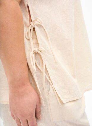 Zizzi Kurzärmlige Bluse aus Baumwoll-Mix mit Leinen und Spitzendetail, Sandshell, Model image number 2