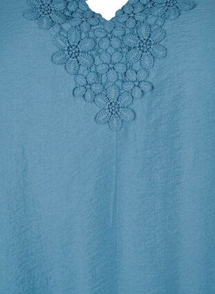 ZizziViskose-Bluse mit V-Ausschnitt und Stickdetail, Blue Heaven, Packshot image number 2