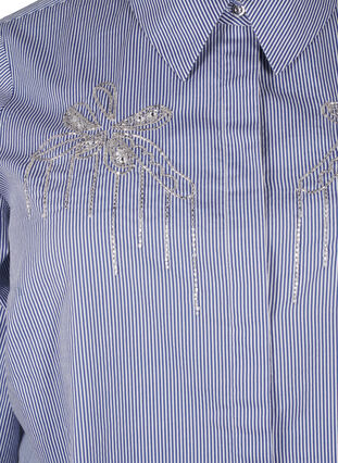 Zizzi Hemdbluse aus Bio-Baumwolle mit Perlenstickerei, Blue White Stripe, Packshot image number 2