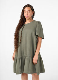 Kurzärmliges Kleid aus Baumwolle mit A-Linien-Schnitt, Thyme, Model