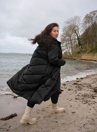 Lange schwarze Pufferjacke mit Taschen und Kapuze, , Model