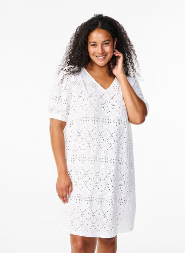 Zizzi Kurzes Kleid mit V-Ausschnitt und Lochmuster, Bright White, Model image number 0