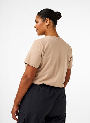 Zizzi Basic-T-Shirt aus Baumwolle mit Rundhalsausschnitt, Silver Mink, Model image number 1