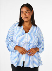 Gestreifte Bluse mit offener Vorderseite und Stickereien, C. Blue White Stripe, Model