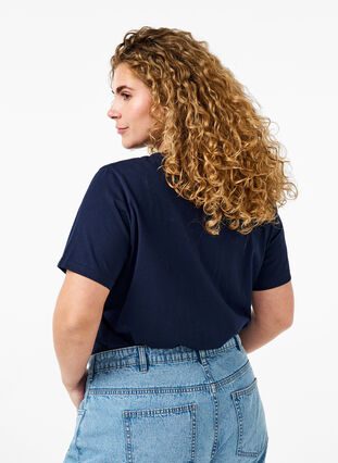 Zizzi Basic-T-Shirt aus Baumwolle mit Rundhalsausschnitt, Navy Blazer, Model image number 1