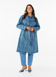 Denim-Trenchcoat mit Gürtel, Blue Denim, Model