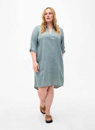 Zizzi Kleid mit V-Ausschnitt aus Baumwolle und Leinen, Chinois Green, Model image number 2