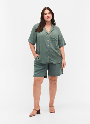 Zizzi Hemd aus Viskose mit kurzen Ärmeln, Balsam Green, Model image number 1