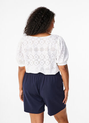 Zizzi Kurzärmelige Bluse mit Lochmuster, Bright White, Model image number 1