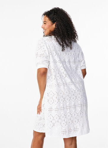 Zizzi Kurzes Kleid mit V-Ausschnitt und Lochmuster, Bright White, Model image number 1