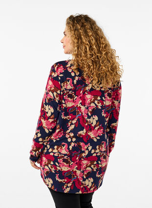 Zizzi Bluse mit Blumenmuster und langen Ärmeln, Ev. Blue Rose Fl.AOP, Model image number 1