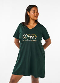 Nachthemd aus Bio-Baumwolle mit V-Ausschnitt, Scarab Coffee, Model