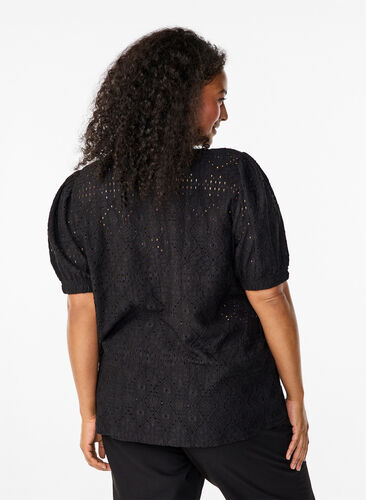 Zizzi Kurzärmelige Bluse mit Lochmuster, Black, Model image number 1