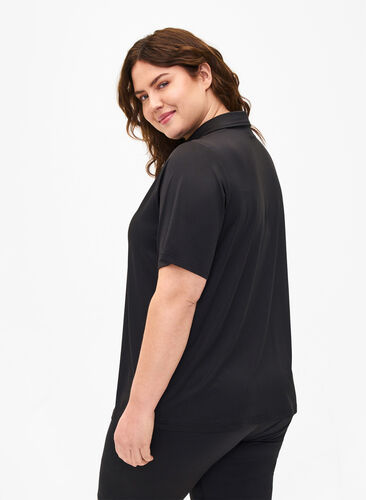 Zizzi Polo-T-Shirt mit V-Ausschnitt, Black, Model image number 1