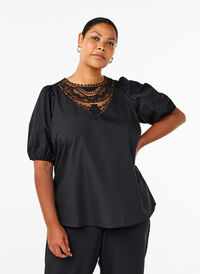 Kurzärmelige Bluse mit Spitzendetail, Black, Model