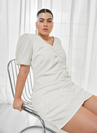 Zizzi Kurzarm Kleid mit Drapierung und Struktur, Bright White, Image image number 0
