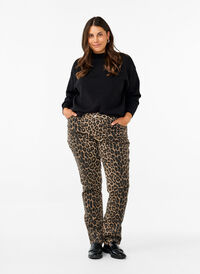 Emily Jeans mit Leoparden-Print, Leo AOP, Model