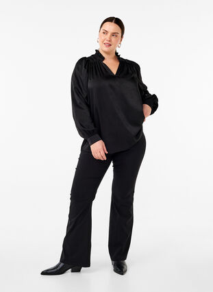 Zizzi Langärmelige Bluse mit Rüschen und V-Ausschnitt, Black, Model image number 2