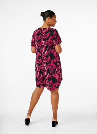 Zizzi Kleid mit Aufdruck und kurzen Ärmeln, Bl.Purple Leaf AOP, Model image number 1