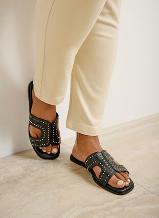 Zizzi Flache Slip-on-Sandalen mit breiter Passform und Nieten, Black, Image image number 1