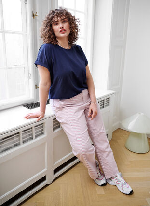 Zizzi Gestreifte Cargo-Jeans mit gerader Passform, Rose White Stripe, Image image number 0