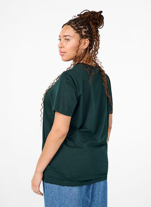 Zizzi Basic-T-Shirt aus Baumwolle mit Rundhalsausschnitt, Scarab, Model image number 1