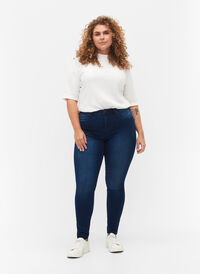 Extra schmale Amy Jeans mit hoher Taille, Blue Denim, Model