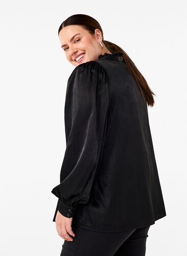 Zizzi Langärmelige Bluse mit Rüschen und V-Ausschnitt, Black, Model image number 1