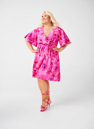 Knielanges Kleid mit Blumenprint und Wickeloptik, Pink Rose AOP, Model