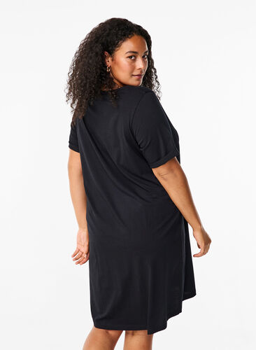 Zizzi T-Shirt-Kleid aus Baumwolle, Black, Model image number 1