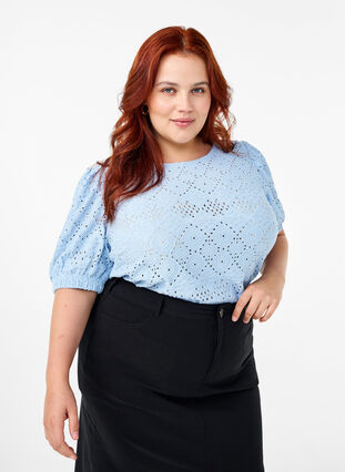 Zizzi Kurzärmelige Bluse mit Lochmuster, Cashmere Blue, Model image number 0