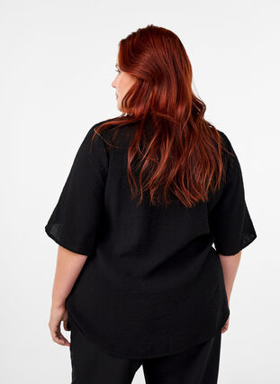 ZizziViskose-Bluse mit V-Ausschnitt und Stickdetail, Black, Model image number 1