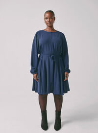 Kleid mit Krawatten, , Model