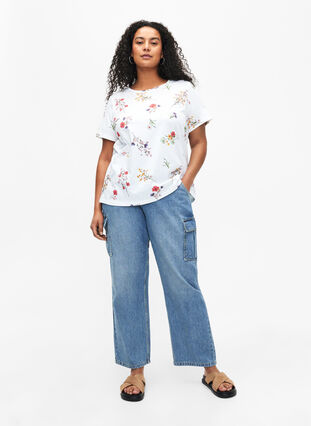 Zizzi T-Shirt aus Bio-Baumwolle mit Blumendruck, Bright W. AOP Flower, Model image number 2