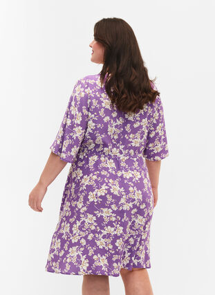 Zizzi Kleid mit 1/2 Ärmeln und Blumenmuster aus Viskose, Purple Flower AOP, Model image number 1