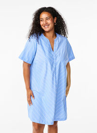 Gestreiftes Kleid aus Bio-Baumwolle, Blue Stripe, Model