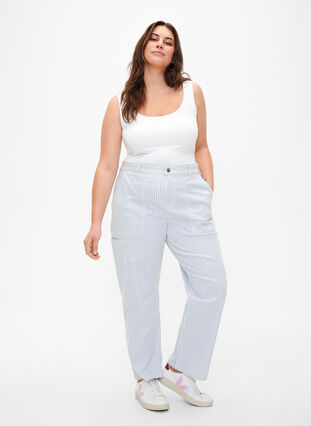 Zizzi Gestreifte Cargo-Jeans mit gerader Passform, Blue White Stripe, Model image number 0