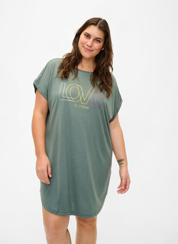 Zizzi Kurzärmliges Nachthemd mit Textdruck, Balsam Green Love, Model image number 0