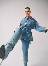 Jeansjacke mit Bindegürtel, , Model