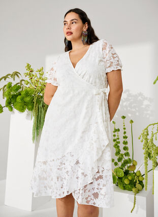 Zizzi Wickelkleid mit Spitze und kurzen Ärmeln, Bright White, Image image number 0