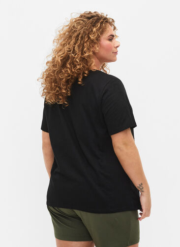 Zizzi Kurzärmliges Basic-T-Shirt mit V-Ausschnitt, Black, Model image number 1
