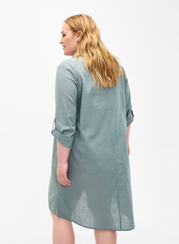 Zizzi Kleid mit V-Ausschnitt aus Baumwolle und Leinen, Chinois Green, Model image number 1
