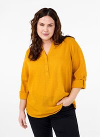 Hemdbluse aus Baumwolle mit V-Ausschnitt, Golden Yellow, Model