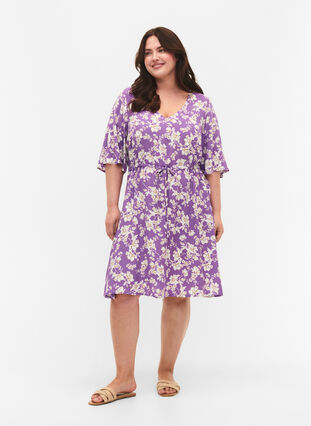 Zizzi Kleid mit 1/2 Ärmeln und Blumenmuster aus Viskose, Purple Flower AOP, Model image number 2