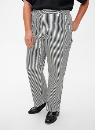 Zizzi Gestreifte Cargo-Jeans mit gerader Passform, Black White Stripe, Model image number 2