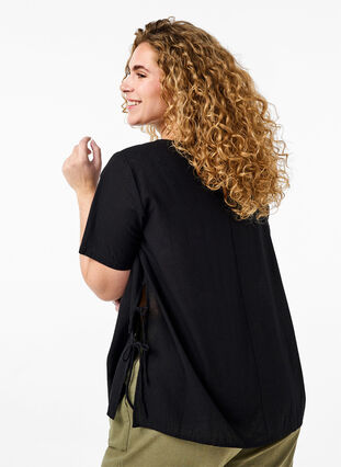 Zizzi Kurzärmlige Bluse aus Baumwoll-Mix mit Leinen und Spitzendetail, Black, Model image number 1