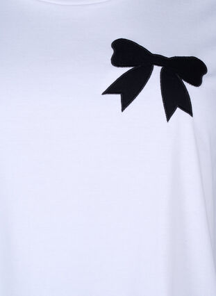 Zizzi T-Shirt aus Baumwolle mit Schleife, Bright Wh. W. Black , Packshot image number 2