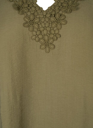 ZizziViskose-Bluse mit V-Ausschnitt und Stickdetail, Winter Moss, Packshot image number 2