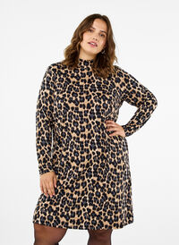 FLASH – Langärmeliges Kleid mit Rollkragen, Leopard Print, Model