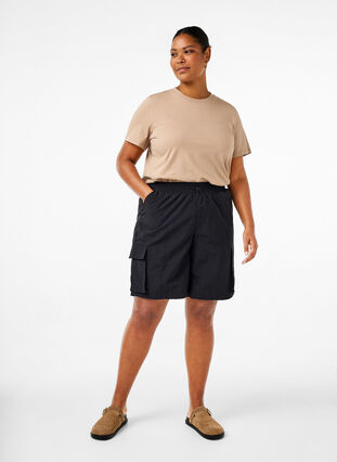 Zizzi Basic-T-Shirt aus Baumwolle mit Rundhalsausschnitt, Silver Mink, Model image number 2